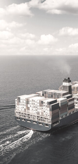 Containerschiff auf hoher See in schwarz-weiß